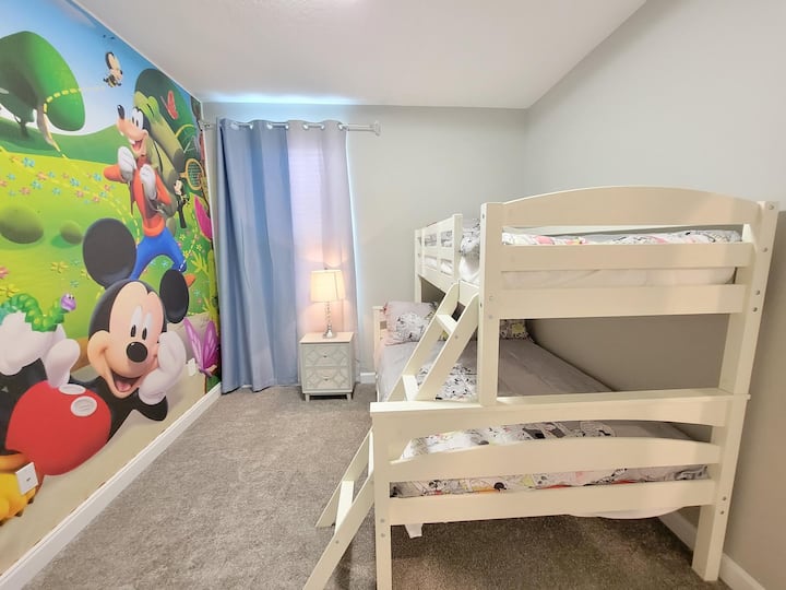 Twin-over-ful-ful bunk bed room