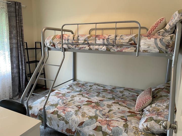 Posteľ 2 - poschodová posteľ s manželskou posteľou (pre 3 osoby), písací stôl a jednolôžko BIR.