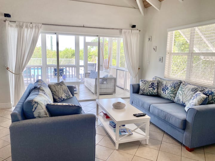 Pumzika katika paradiso yako ya kisiwa cha siri ukiwa na starehe zote za nyumbani na zaidi. Mwonekano, mwangaza wa jua, ngazi za bwawa na ufukwe maarufu wa ghuba ya neema. Bahari inaita! Unaweza kuwa hapa ukipumzika!