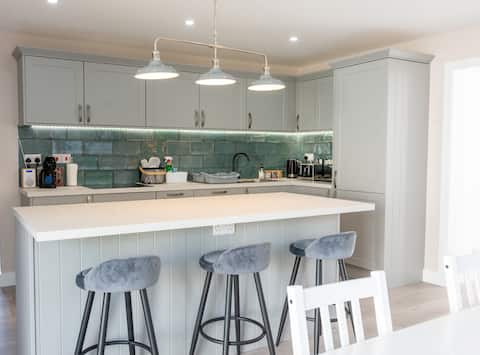 Top performing Airbnb: Stylish 4 Bed, newly renovated home in Nottingham in Nuthall