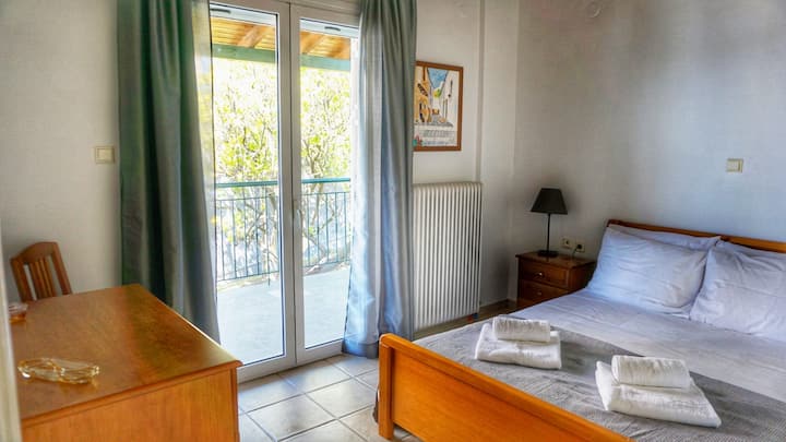 غرفة النوم رقم 1 مع خزانة ملابس كبيرة ومكتب ومرآة وإمكانية الدخول إلى شرفة خاصة بها