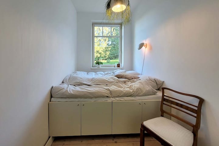 Schlafzimmer 2 mit 160cm Podestbett