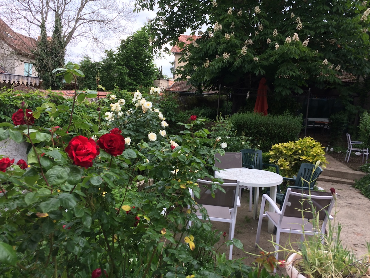 Top Airbnb: studio no. 6 on garden with shared shower à Néris Les Bains
