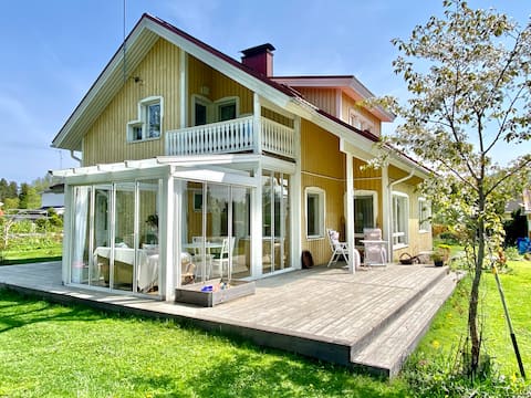 Spacious house in the garden, close to the airport