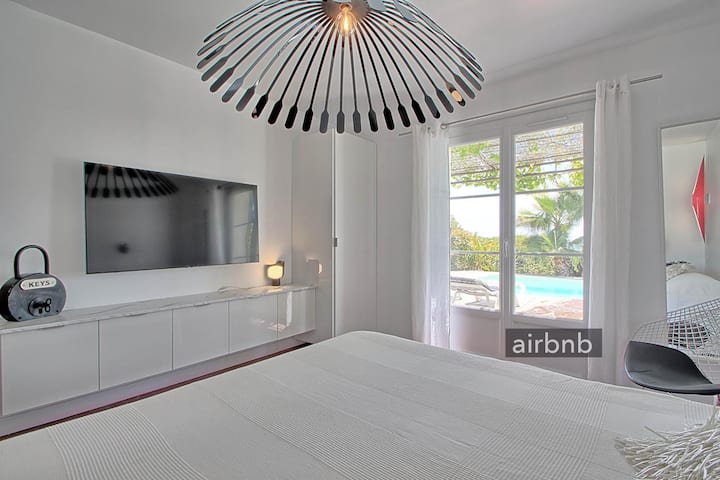 Спалня с телевизор, легло 160 х 200 см, изглед към басейна - Airbnb