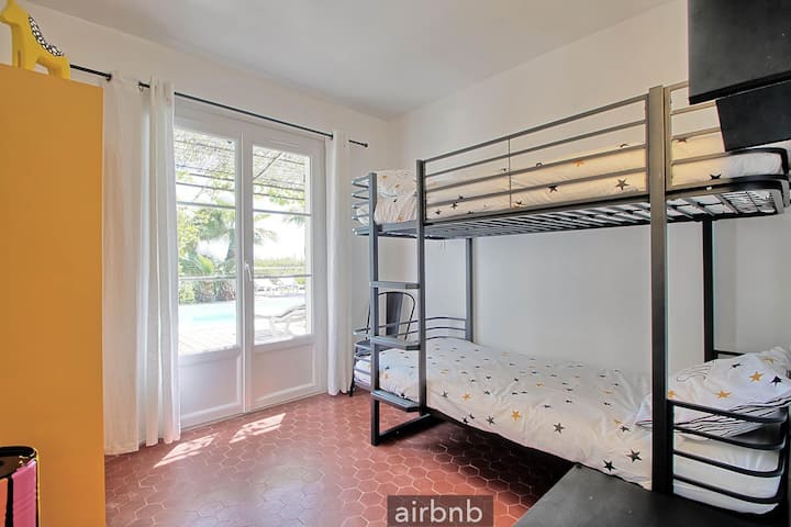 Детска стая, 2 легла с изглед към басейна - Airbnb