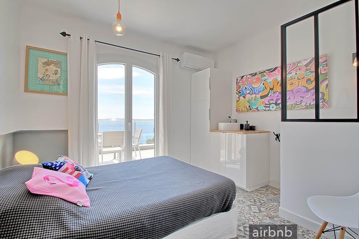 Самостоятелна стая с мивка и тоалетна, легло 140 х 200 см - изглед към морето - Airbnb