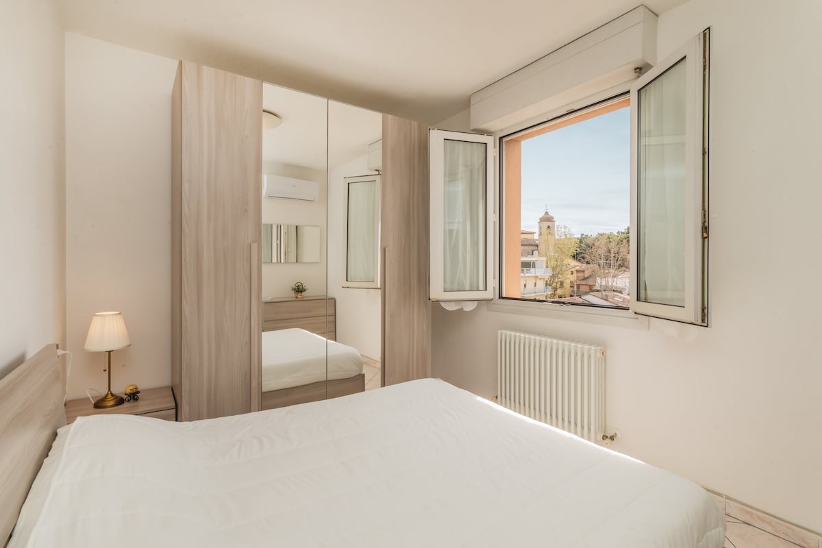 Да го повториме истиот поглед, овој пат од подалеку, покажувајќи ви ја и собата.