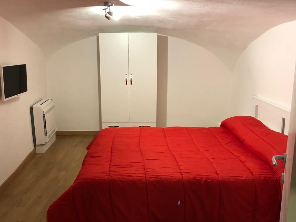 Dormitorio con cama de matrimonio , TV, aire acondicionado , balcón 