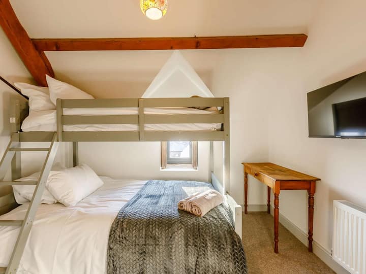 Dhomë gjumi me tre krevate.