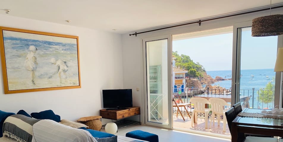 Beautiful beachfront apartment in Tamariu gallery image 2