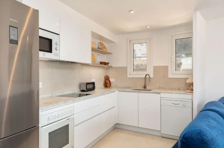 Beautiful beachfront apartment in Tamariu gallery image 4