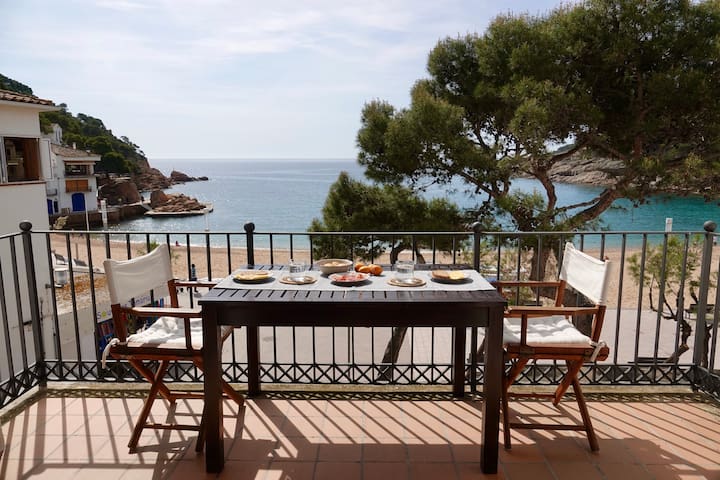 Beautiful beachfront apartment in Tamariu gallery image 3