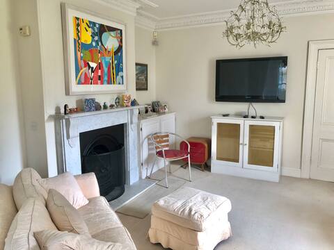 Popular Airbnb listing: Period feature house near river. in East Suffolk