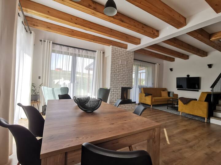 Sebule iliyo na meza ya folda (kupanua). Viti vya ziada vya folda vimejumuishwa.