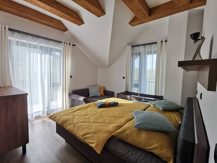 Chumba cha 2 cha kulala kilicho na kitanda kikubwa cha watu wawili (sentimita 180x200) na sofa (kinaweza kuunganishwa kwenye kitanda cha ziada sentimita 140x200). Chumba cha kulala kina ufikiaji wa loggia kubwa.