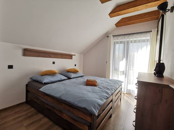 Chumba cha 1 cha kulala chenye kitanda kikubwa cha watu wawili (sentimita 180x200) na vitanda viwili vya ziada (sentimita 80x200) vinaweza kuvutwa kutoka chini ya pande zote mbili za kitanda cha watu wawili. Eneo zuri kwa watoto 8) Chumba cha kulala kina ufikiaji wa loggia kubwa.