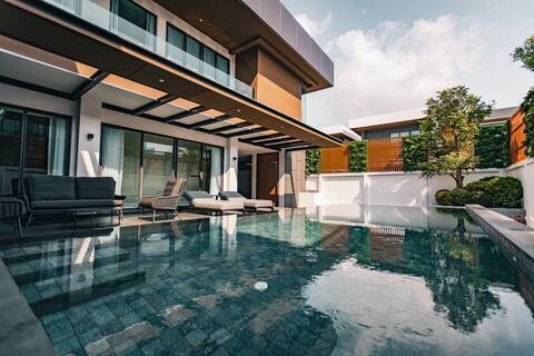 Ultra Luxury 4-6 Beds Pool Villa