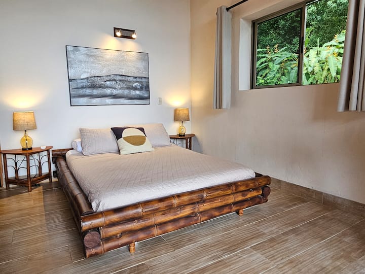 Prostrana spavaća soba s bračnim krevetom (160x200) i privatna kupaonica s klima-uređajem. 