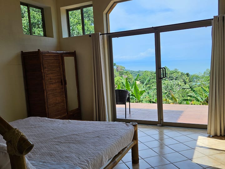 Prostrana bračna soba s klima-uređajem i prekrasnim pogledom na ocean.