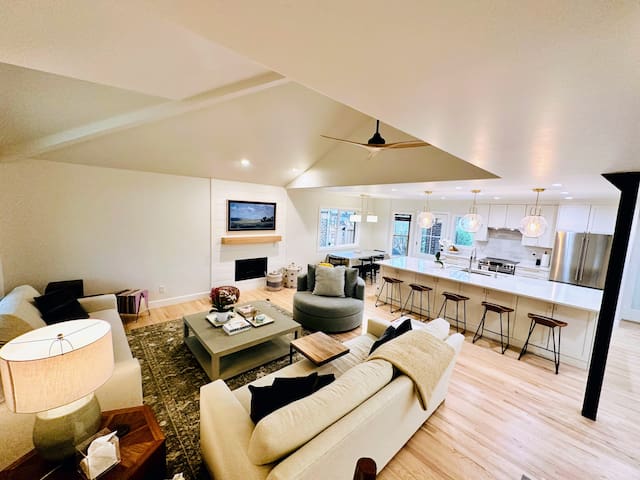 Beautiful University Park Family Home gallery image 2