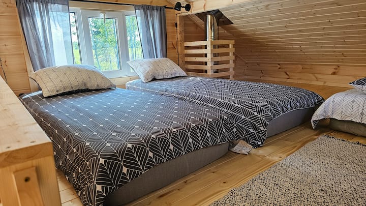 La sauna en el segundo piso del salón Mets tiene capacidad para 4 personas. Las ubicaciones de las camas son convertibles y están separadas entre sí.