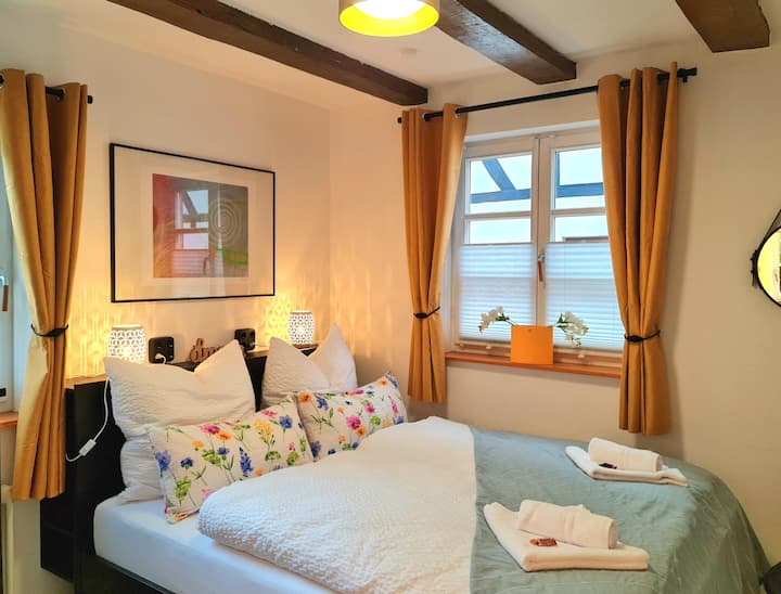 חדר שינה 2 עם מיטת קווין סייז (160 x 200 ס"מ) וארון פתוח.
וילונות האפלה יעניקו לך שינה ללא הפרעה.