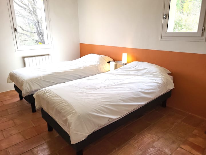 dhomë 3 kat
dy krevate 1 person