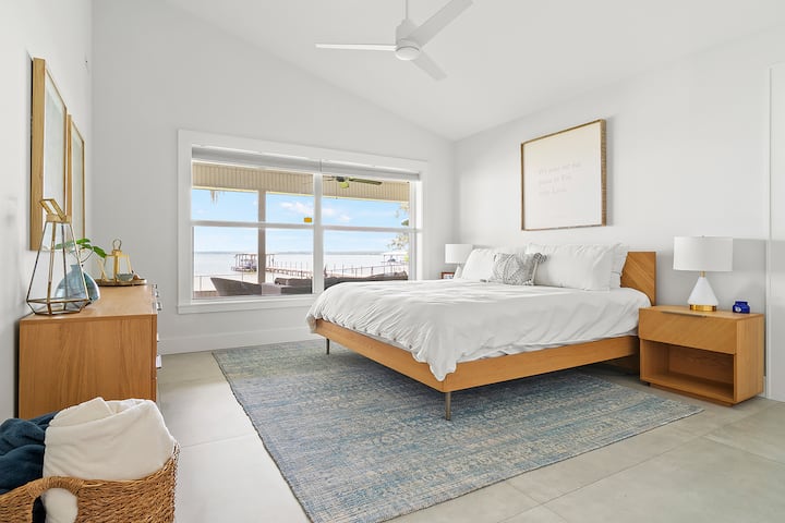 Suita kryesore e rehatshme me pamje nga liqeni