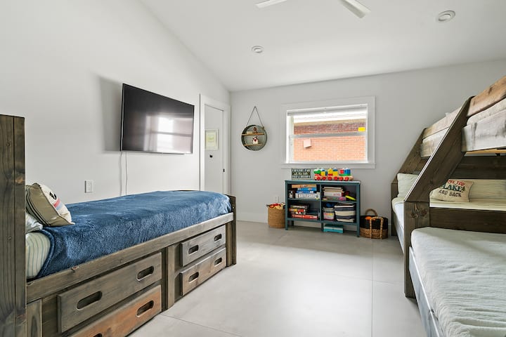 Dhomë e madhe për fëmijë me televizor inteligjent 