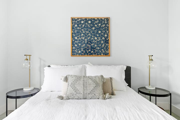 Dhoma e gjumit e vizitorit 3 me krevat dopio "Queen"