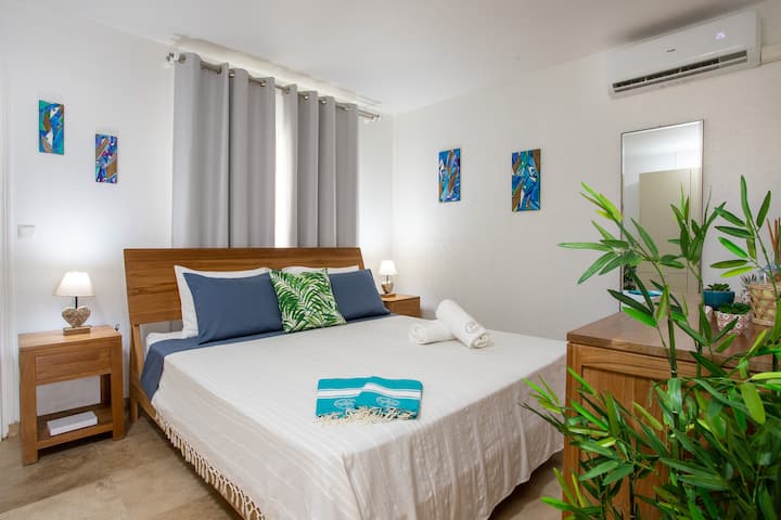 غرفة بسرير بمقاس كبير وخزانة وحمام داخلي