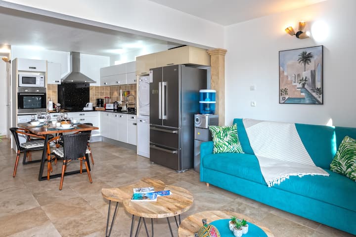 غرفة معيشة، منطقة جلوس مع سرير أريكة،
مطبخ مفتوح