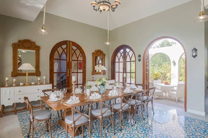 Dining area image 1