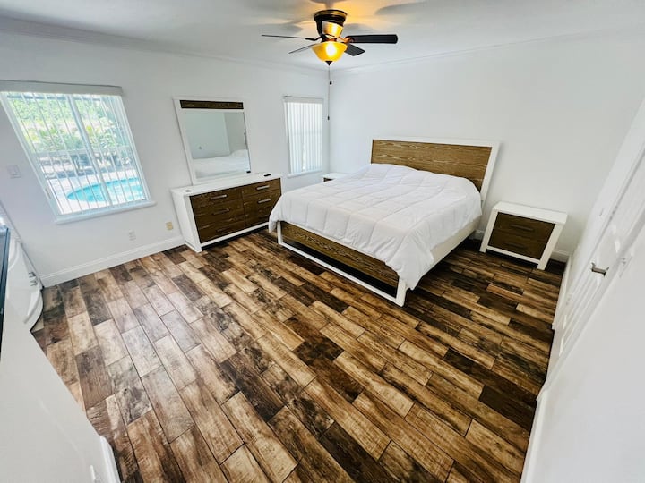 Chumba Mahiri cha kulala kilicho na kitanda cha ukubwa wa King.