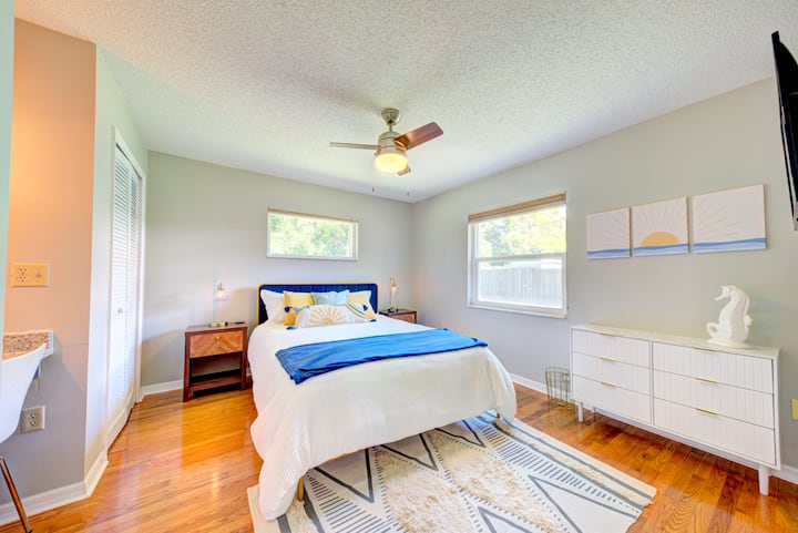 Chambre n °2, lit Queen Size en mousse à mémoire de forme et télévision connectée ROKU