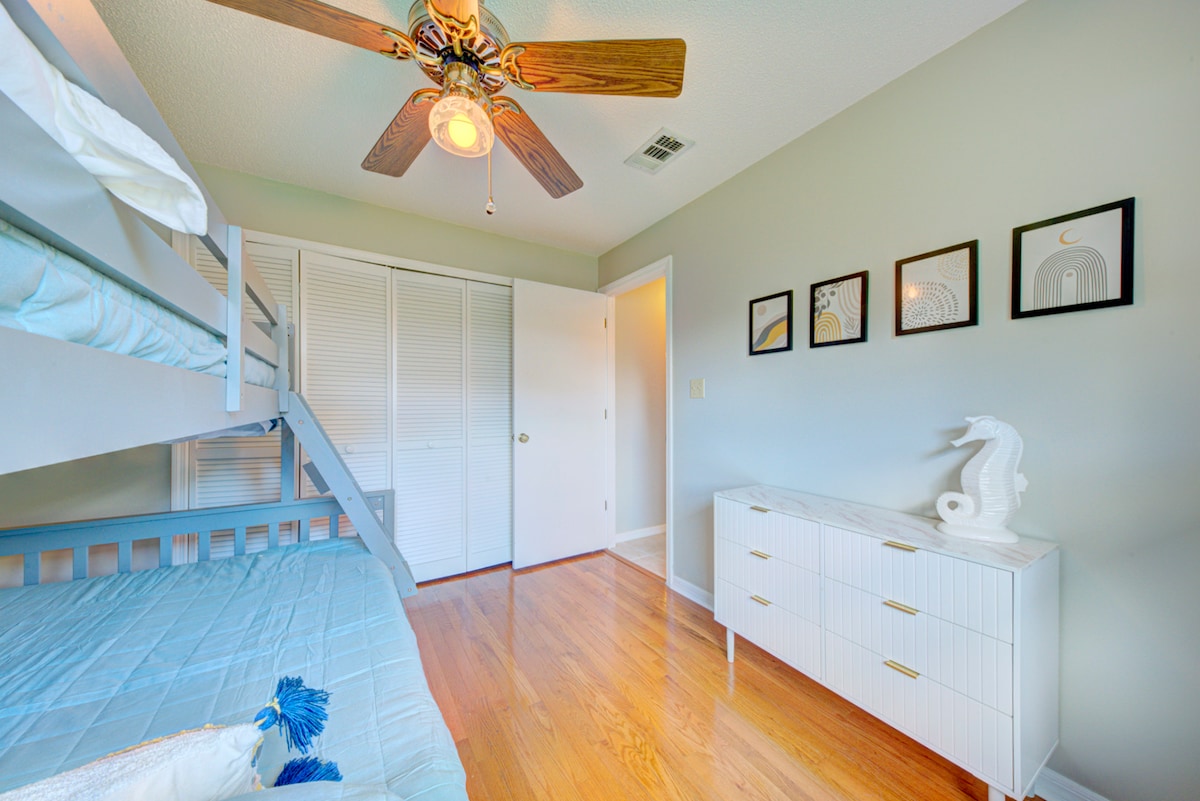 Საძინებელი №3:  ორსართულიანი საწოლი ოთახი - ორადგილიანი ზედა ორსართულიანი საწოლი (მაქსიმუმ 200 ფუნტი) , ორადგილიანი საწოლის ქვემოთ.   Ასევე, ტყუპისცალი, რომელიც დამატებით საძილე სივრცეს გთავაზობთ 