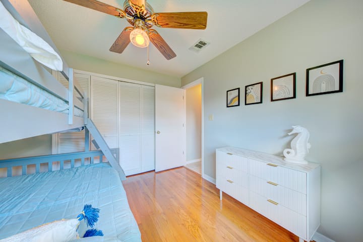 Chambre n °3 : chambre avec lit superposé - Lit superposé double (200 lb maximum) , au-dessus d'un lit double en dessous.   Également un trundle gigogne double pour un espace de couchage supplémentaire 