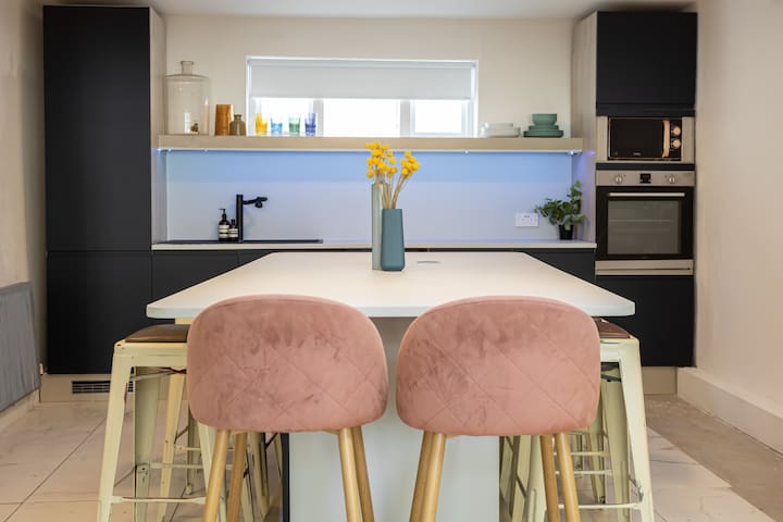 Iconic Townhouse. Fashionable Northern Quarter gallery image 2