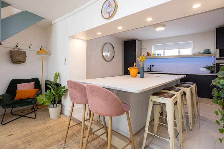 Iconic Townhouse. Fashionable Northern Quarter gallery image 3