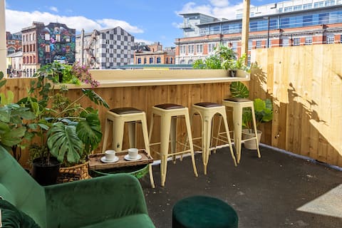Iconic Townhouse. Hen & Stag groups Welcome.
