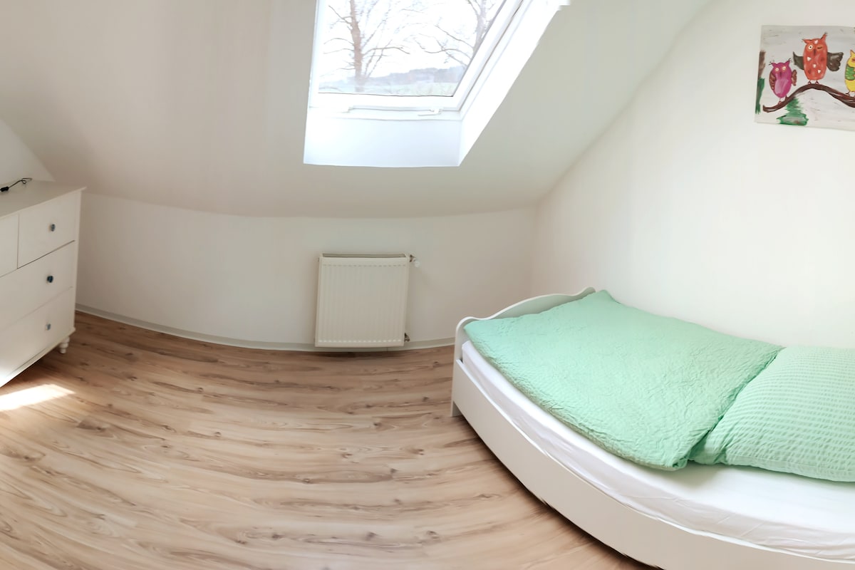 Eenpersoonskamer

(Bed: 0,90 x 2,00 m)