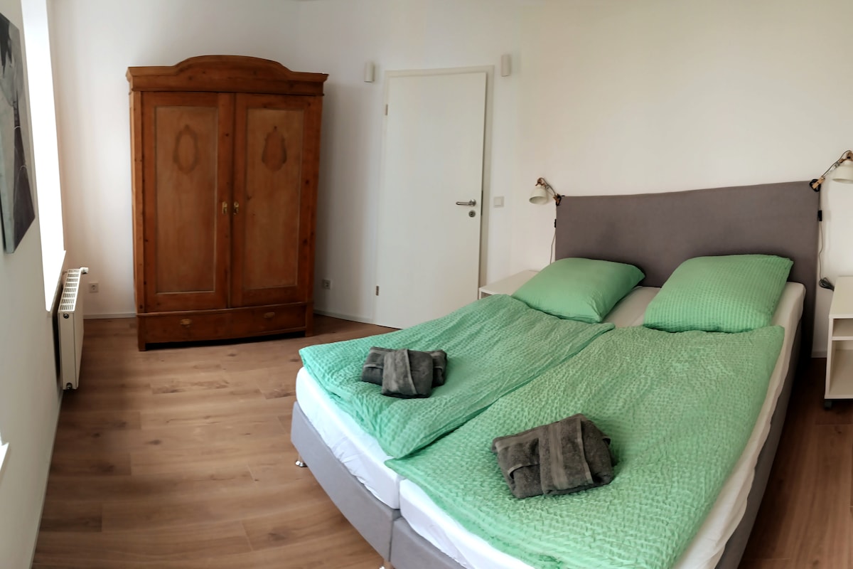 Slaapkamer 2 met uitzicht op de velden en het dorp.

(Bed: 1,80 x 2.00 m)