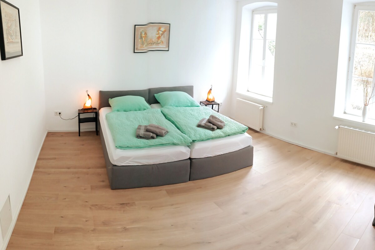 Slaapkamer 1 met uitzicht op het bos

(bed 1,80 x 2.00 m) Kan ook worden gebruikt als twee eenpersoonsbedden 