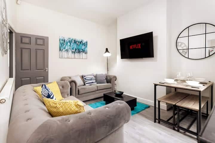 Toft House | Air Host & Stay | Sleeps 7 | Parking - 리버풀