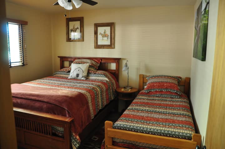 Upper unit bedroom. Queen bed & Twin bed. 