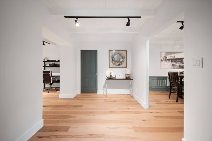 Chic 4BR Oasis in Studio City:Toluca Lake Adjacent gallery image 3