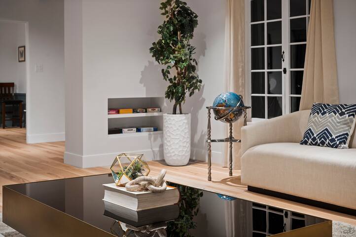 Chic 4BR Oasis in Studio City:Toluca Lake Adjacent gallery image 5