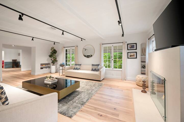 Chic 4BR Oasis in Studio City:Toluca Lake Adjacent gallery image 2