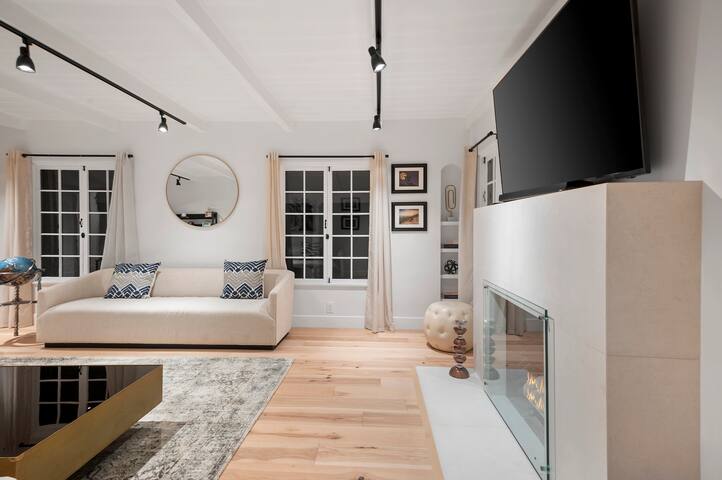 Chic 4BR Oasis in Studio City:Toluca Lake Adjacent gallery image 4